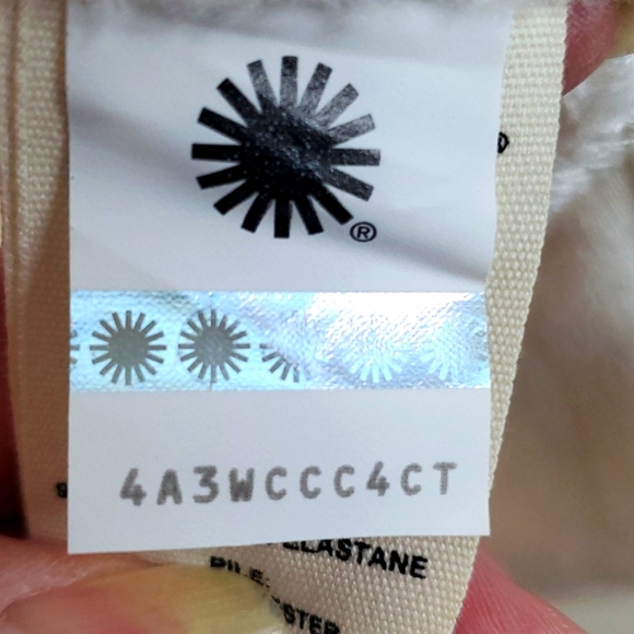 UGG. Women Duffield II. Cream. Size L. Plush. Warm pockets. - Picture 10 of 13